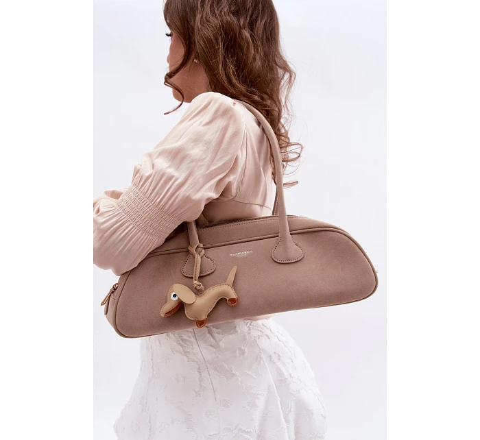 Bagetová kabelka z imitace semiše s přívěskem Doga Béžová Annette