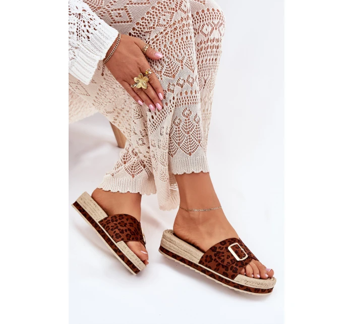 Dámské Pantofle Na Platformě Se Zlatou Přezkou model 21702349 - Boto Dámské Pantofle Na Platformě Se Zlatou Přezkou model 21702349 - Boto