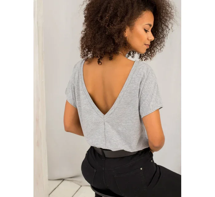 Šedé tričko se zadním výstřihem Šedé tričko se zadním výstřihem