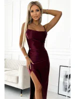 Dlouhé dámské saténové šaty ve vínové bordó barvě s rozparkem na noze model 19078225 - numoco