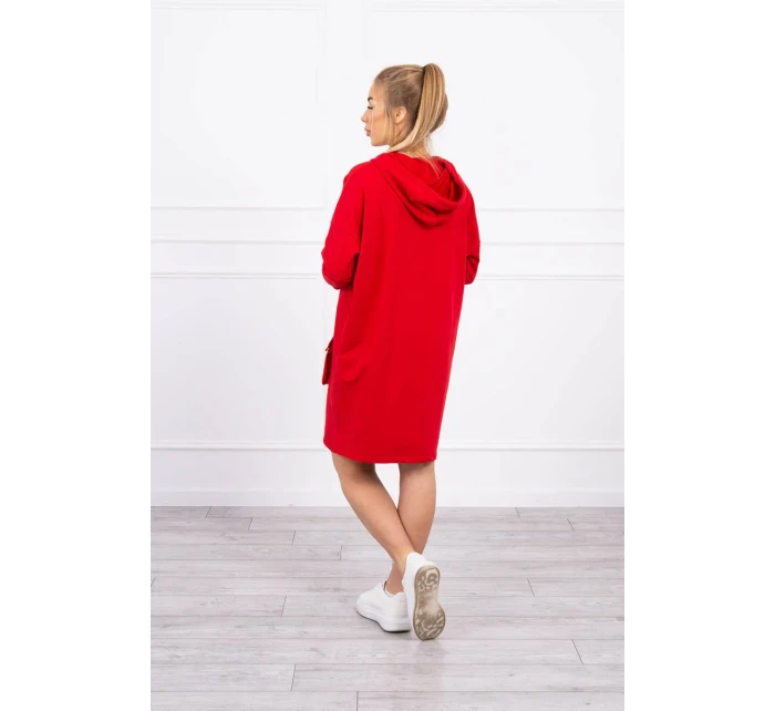 Šaty s kapucí v červené barvě