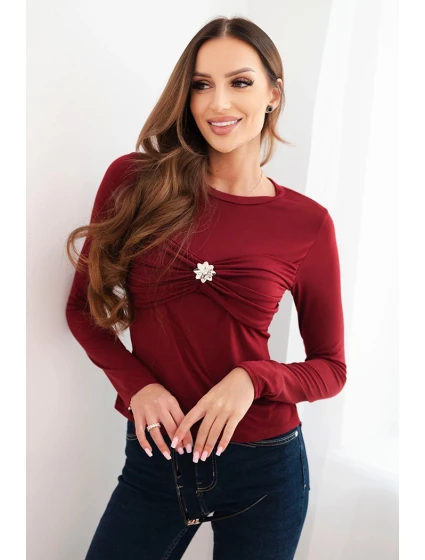 Dámská blůza z viskózy model 21468696 s řasením a broží bordó - K-Fashion