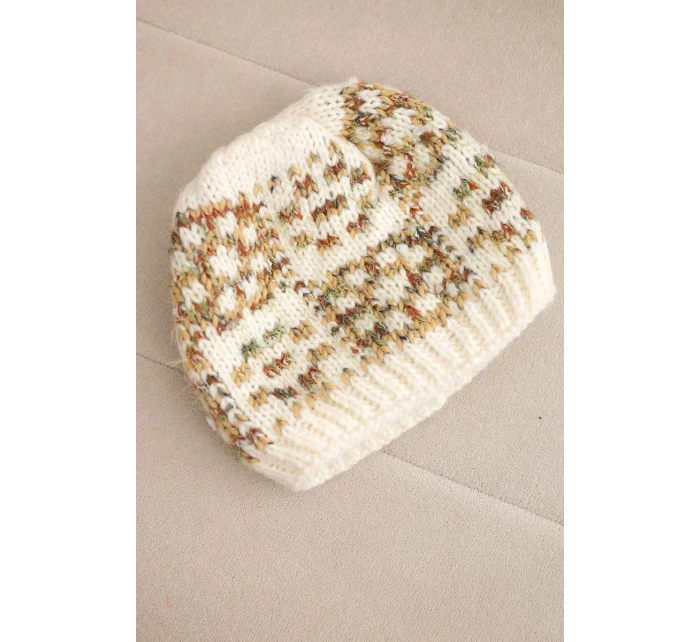 Dámska zimná čiapka s farebnou priadzou a hrubým úpletom K355 ecru+red+green
