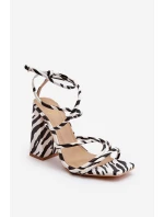 Moderní sandály na podpatku černobílé model 21650119 - Boto Moderní sandály na podpatku černobílé model 21650119 - Boto