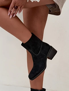 Dámské kotníkové boty z přírodní semišové kůže na podpatku černé model 22348788 - Boto