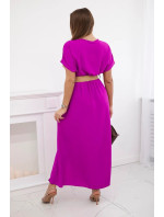 Dlhé šaty s ozdobným opaskom v tmavo fialovej farbe
