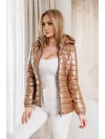 Prešívaná dámska bunda v karamelovej farbe s kapucňou (16M9106-84)