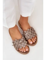 Dámské pantofle na plochém podpatku model 22014107 Taupe Zazoo - ZOiO Dámské pantofle na plochém podpatku model 22014107 Taupe Zazoo - ZOiO