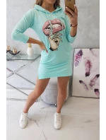 Šaty s delšími zády a barevným potiskem mint