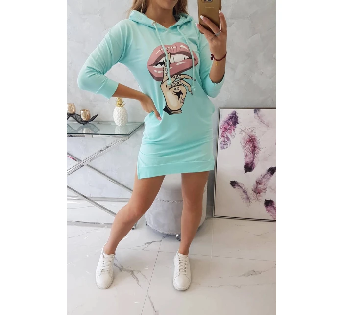 Šaty s delšími zády a barevným potiskem mint