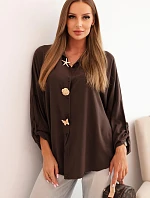 Dámska košeľa z viskózy s ozdobnými gombíkmi a golierom hnedá