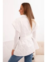 Dámska prešívaná vesta s opaskom a širokým golierom biela