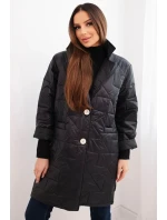 Dámská bunda Plus Size prošívaná s ozdobnými knoflíky a límcem černá Dámská bunda Plus Size prošívaná s ozdobnými knoflíky a límcem černá