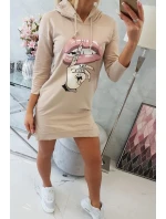 Šaty s delšími zády a barevným potiskem béžové barvy Šaty s delšími zády a barevným potiskem béžové barvy