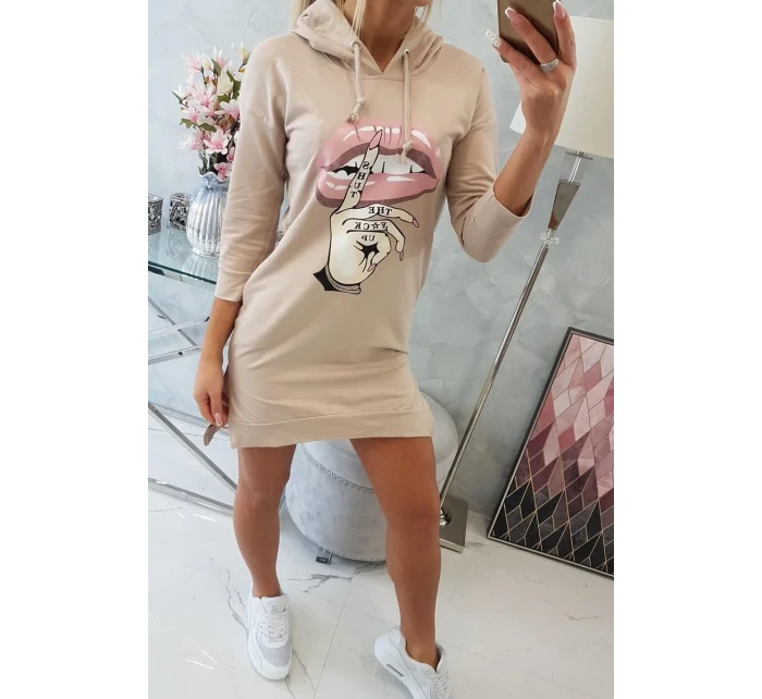 Šaty s delšími zády a barevným potiskem béžové barvy Šaty s delšími zády a barevným potiskem béžové barvy