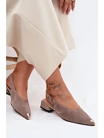 Kožené semišové dámské sandály na nízkém podpatku model 22140907 Béžové - D&A