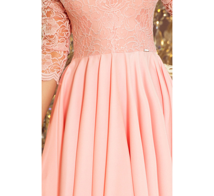 Dámské šaty v růžové barvě s delším zadním dílem a s krajkovým výstřihem model 7248157 - numoco