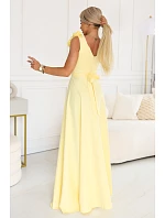 Elegantní večerní maxi šaty s rozparkem a růžemi  žluté model 22141510 - numoco