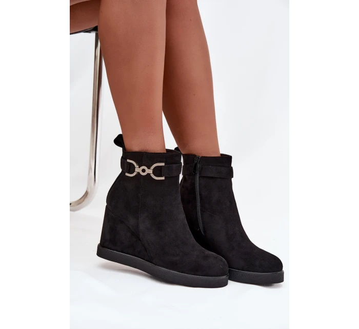 Botki Damskie Na Koturnie Z Ozdobnym Detalem Czarne Marivana