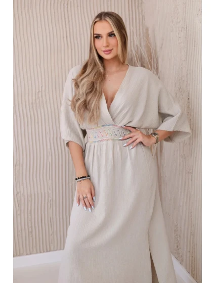 Mušelínové šaty s výšivkou v pase béžový