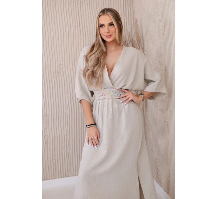 Mušelínové šaty s výšivkou v pase béžový