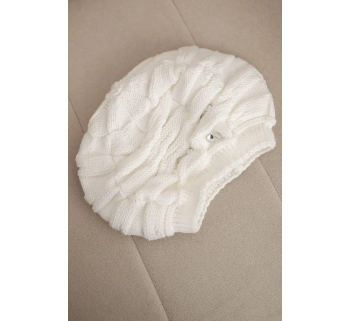 Dámská zimní čepice s ozdobným pletením a krystaly model 21878095 bílá - K-Fashion
