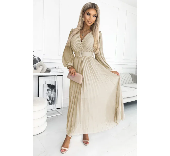 KLARA Béžové dámské plisované šaty s opaskem a výstřihem model 18462563 - numoco basic KLARA Béžové dámské plisované šaty s opaskem a výstřihem model 18462563 - numoco basic
