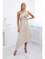 Plisované šaty s kvetom tmavo béžovej farby Plisované šaty s kvetom tmavo béžovej farby