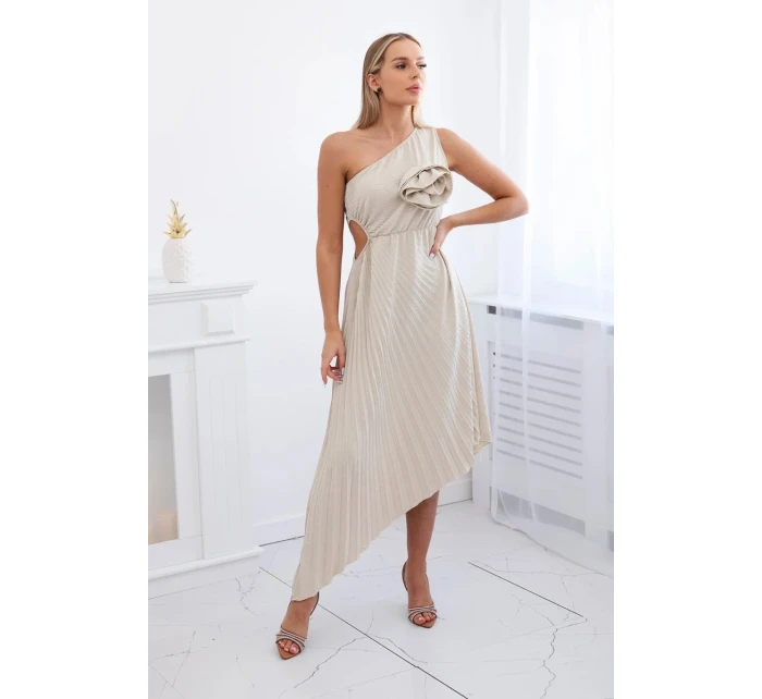 Plisované šaty s kvetom tmavo béžovej farby Plisované šaty s kvetom tmavo béžovej farby