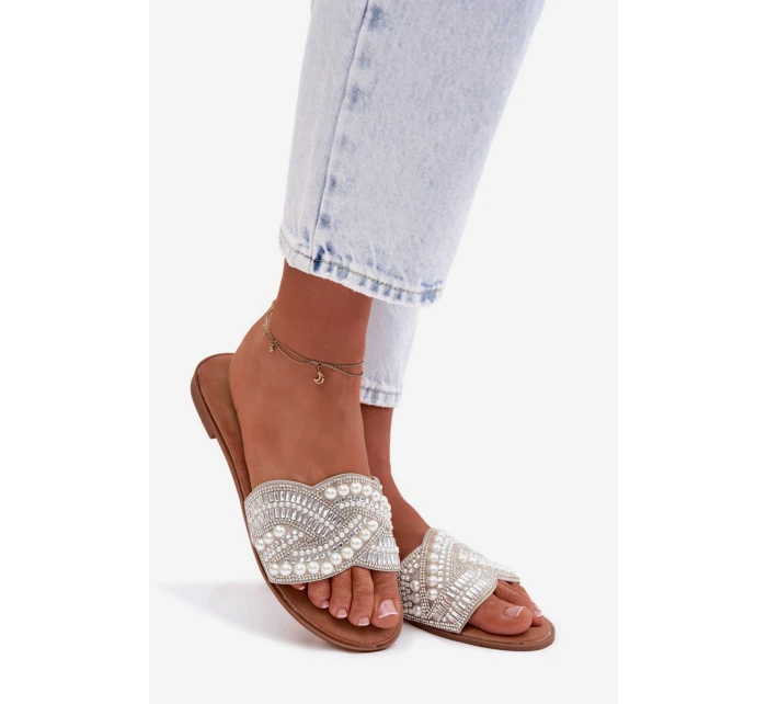 Zdobené pantofle na ploché podrážce stříbrné Dovima Zdobené pantofle na ploché podrážce stříbrné Dovima