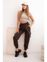 Dámske bavlnené cargo nohavice s vreckami a retiazkou hnedej farby