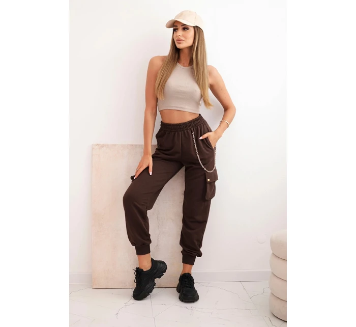 Dámske bavlnené cargo nohavice s vreckami a retiazkou hnedej farby