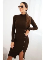Dámske pruhované šaty s rolákom a ozdobnými gombíkmi hnedej farby