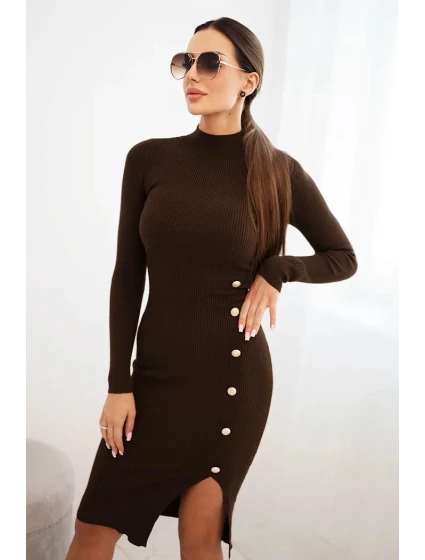 Dámske pruhované šaty s rolákom a ozdobnými gombíkmi hnedej farby
