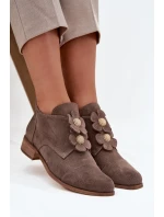 Semišové dámské polobotky s ozdobnými květinami model 21707536 tmavě béžové - Zazoo