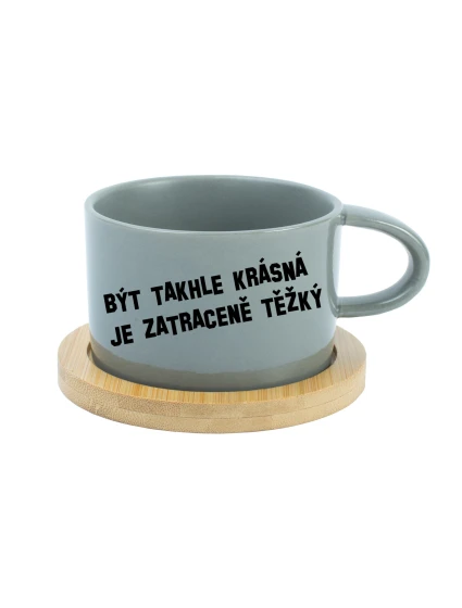 BÝT TAKHLE KRÁSNÁ JE ZATRACENÉ TEŽKÝ - šedý hrníček makronka 200 ml