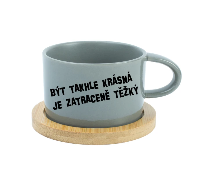 BÝT TAKHLE KRÁSNÁ JE ZATRACENÉ TEŽKÝ - šedý hrníček makronka 200 ml