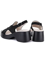 Dámske kožené sandále na platforme čierne S.Barski 7005