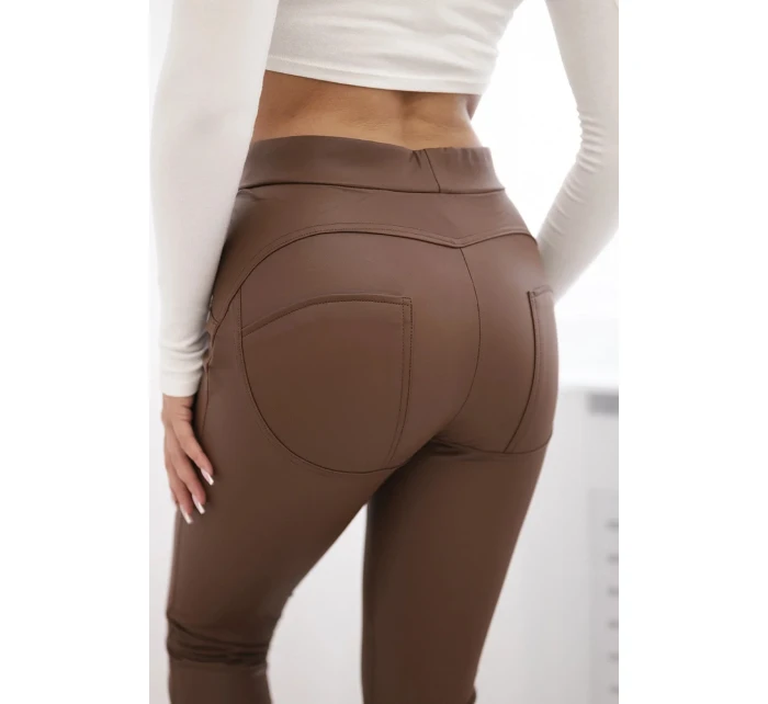 Push up nohavice z ekokože hnedej farby