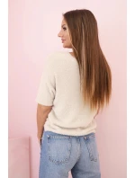 Dámsky sveter s mäkkou kožušinou a krátkymi rukávmi do V béžovej farby