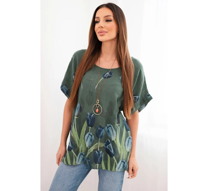 Dámske bavlnené tričko s kvetinovým vzorom tmavej khaki farby Dámske bavlnené tričko s kvetinovým vzorom tmavej khaki farby