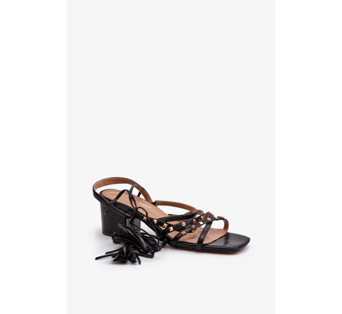 Šnurovacie sandále na nízkom podpätku zdobené čiernymi cvočkami Chrisele Šnurovacie sandále na nízkom podpätku zdobené čiernymi cvočkami Chrisele