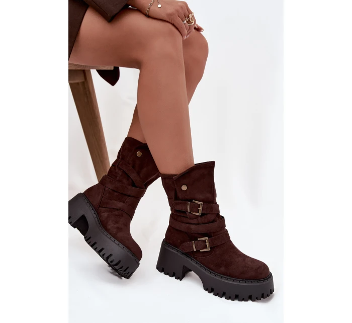 Dámské kotníkové boty na podpatku s přezkami a páskem čokoládové model 21725142 - Boto