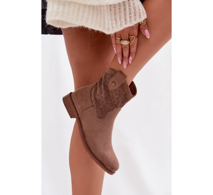 Dámské kotníkové boty na nízkém podpatku s krajkovým vzorem model 22007421 Hnědé - S.Barski