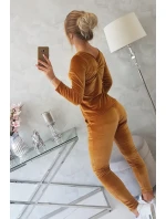 Velúrová súprava so záhybmi na chrbte v ťavej farbe