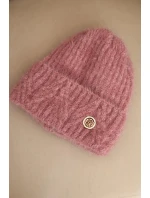 Dámská zimní čepice z huňaté pleteniny a s model 21441822 knoflíkem tmavě růžová - K-Fashion