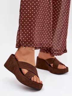 Dámské pantofle na platformě z eko semiše čokoládové model 21919328 - Boto