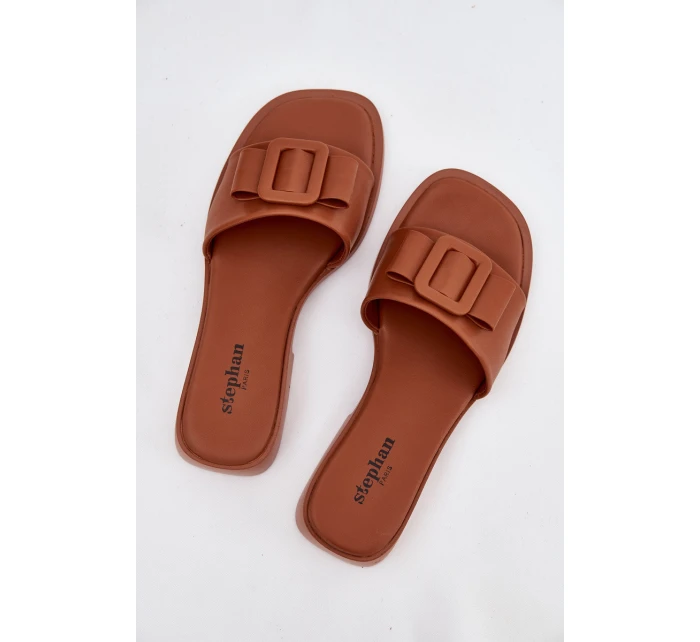 Dámské nazouváky na ploché podrážce s přezkou Camel model 21900536 - Boto Dámské nazouváky na ploché podrážce s přezkou Camel model 21900536 - Boto