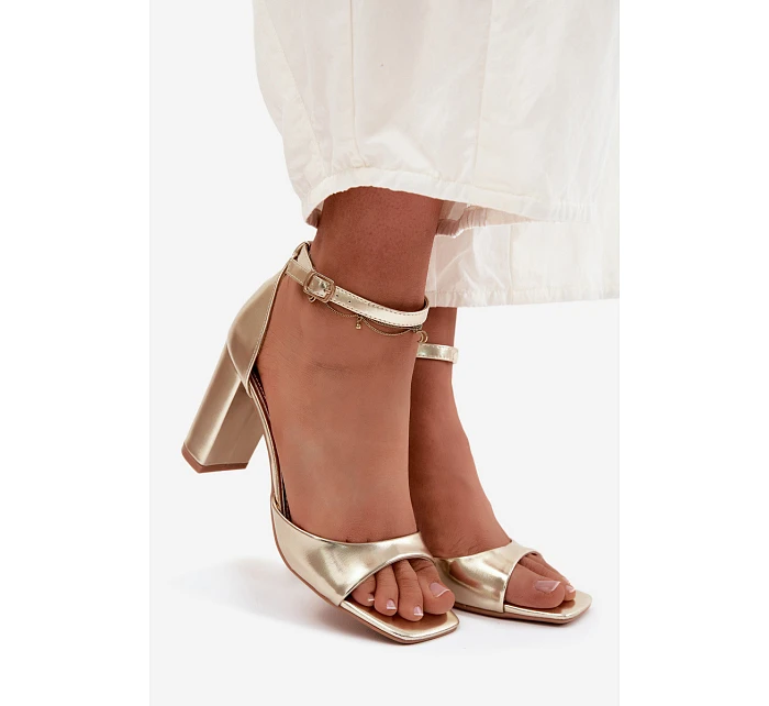 Dámské sandály na podpatku z umělé kůže zlaté model 22122813 - Boto