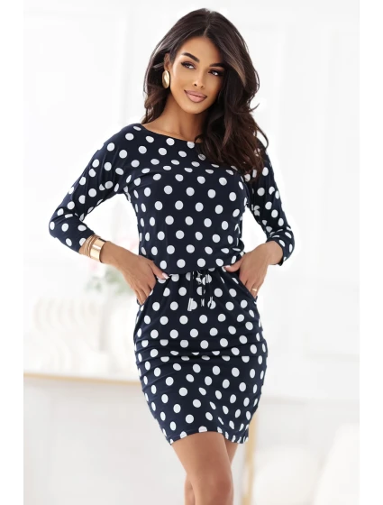 13-167 Športové šaty s viazaním a vreckami - tmavomodré s bielymi bodkami